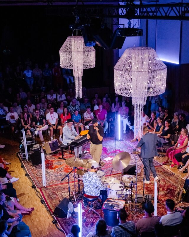 What a beautiful evening in Schaan! ❤️
Thanks to everyone who joined @max_mutzke_official and us at @fl1.life 😊
Summer keeps rolling:
📍17.07. Landshut @die_zentrale_zum_rieblwirt
📍19.07. Feldkirch (AT) @poolbarfestival Festival
📍24.07. Konstanz @kulakonstanz (with Max Mutzke)
📍25.07. Würzburg @hafensommerwuerzburg (with Max Mutzke)
Hope to see you somewhere along the way! ☀️🎹🎶
#MattiKleinSoulTrio #SummerTour #LiveMusic #Jazz #SoulJazz
📸 Julian Konrad, FL1.LIFE Festival