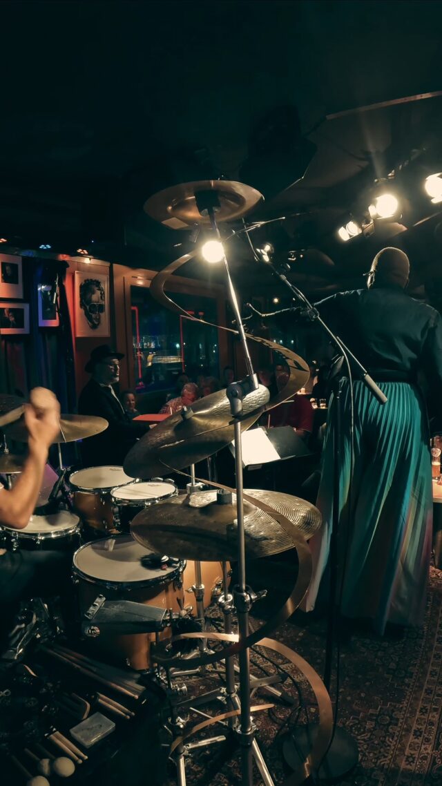 Five nights. A whole lot of chemistry. One big rollercoaster ride 🎢
What a week at @jazzclubatrane with @improvkennedy of the @kennedyadministration! Bringing this brand-new constellation to life night after night was everything we hoped for.
Soulful, spontaneous and never quite the same twice. This will definitely not be the last you’ve seen of this line-up 🔥
Thank you for an unforgettable summer residency! 💜
#MattiKleinSoulTrio #KennedyAdministration #ATrane #BerlinJazz #SoulJazz
🎥 @sputdancer